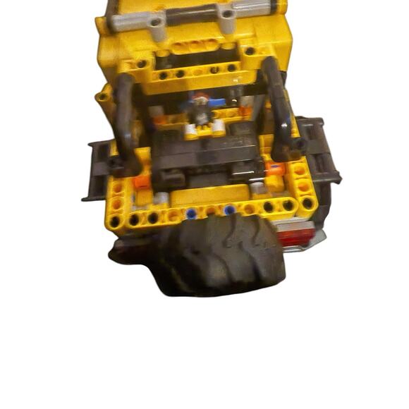 LEGO Technic Jeep Wrangler Rubicon Building Toy Car Vehicle Yellow Assembled - Picture 2 of 6